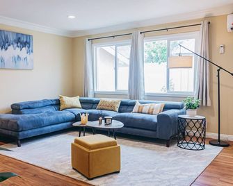 Cozy And Friendly Stay | Perfect Location | Near Disney - Costa Mesa - Living room