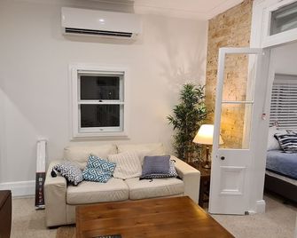 Apartment 9 - The Coachhouse - Narrabeen - Wohnzimmer
