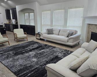Beautiful Home in Mansfield - Mansfield - Living room