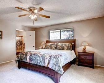 Lazy Bear Lodge - Oakhurst - Bedroom