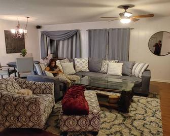 Well stocked 3-bedroom house in best part of peaceful Picayune with games, BBQ. - Picayune - Soggiorno