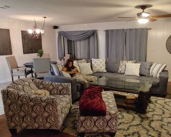 Well stocked 3-bedroom house in best part of peaceful Picayune with games, BBQ. - Picayune - Soggiorno