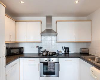 2 Bedroom Apartment Edinburgh Gate Harlow - Harlow - Kitchen