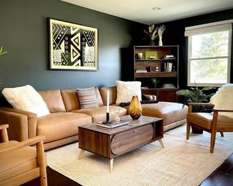 Private Oasis with Spacious Backyard - Matteson - Living room