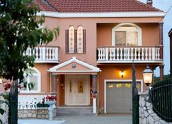 Booking Zaton Villa Martinova holiday house with swimming pool - Zaton - Byggnad