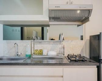 Minimalist Pool View Low Rise Studio @ Paramount Skyline Apartment - Tangerang City - Kitchen