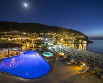 هوتل هيرميتاج - بورتوفرّايو - حوض السباحة