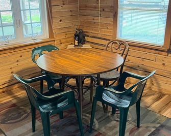 Dueck Cabin - Dansville - Dining room