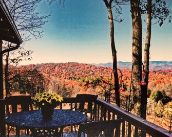 Mountain Top Cabin with Long Range Mountain Views, Near Brevard - Brevard - Balcony