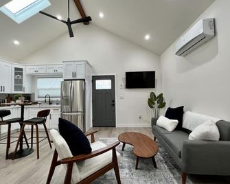 Modern Studio minutes to downtown LA - Los Angeles - Living room