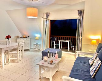 Résidence Odalys La Ferme de Deauville - Deauville - Wohnzimmer