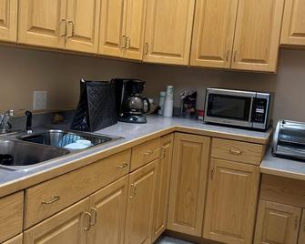Walk to Steele County Fair Ground park with 3 parking spaces, sleep 5, have AC. - Owatonna - Kuchyň