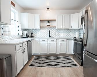Clean Belgrade Condo Close to I-90/Airport - Belgrade - Kitchen