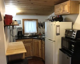 Spacious home in the LB neighborhood, 1 block from the beach & restaurants - Long Beach - Kitchen