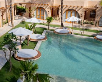 Miliyana Hotel - Kuta - Piscina