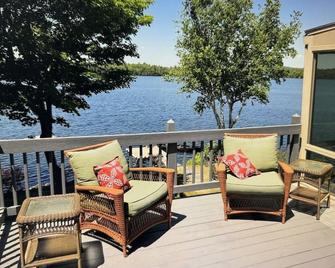 Spectacular Cobbossee Lakefront with Hot Tub&Dog Friendly - Manchester - Balcony
