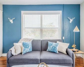 Charming 1br wBalcony 2 blks to DNTN - Melbourne - Living room