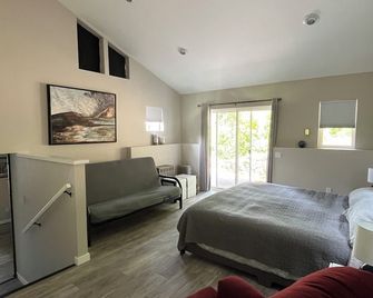 Coeur d'Alene Lake Escape -Stunning Views, Private Beach, and Cozy Retreat! - Harrison - Bedroom