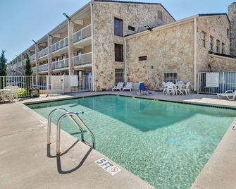 Motel 6 Dallas Tx Forest Lane - Dallas - Pool