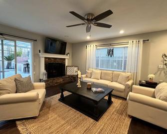 HC Accessible 4 Bed 3 Bath with Sparkling Pool and Spa-we have lifts and roll in shower - Santee - Living room