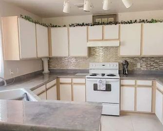 Pro Business Vacation Rental - El Mirage - Kitchen