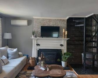 Beautiful 3-bedroom home in Historic Harpers Ferry! - Bolivar - Living room