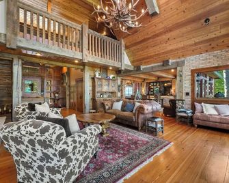 Brand New Listing Whispering Pines Lodge On Higgins Lake, Beautiful Sunsets! - Roscommon - Sala de estar