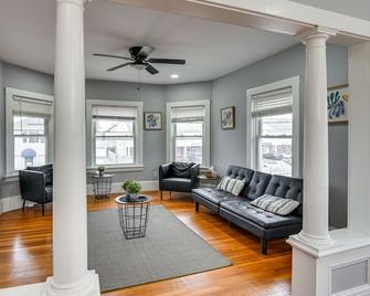 Modernized Historic Apt, Walk to Downtown Cranston - Cranston - Living room