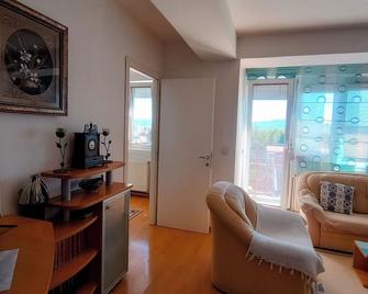 Aleandro Lakeview Charming 1-bedroom apartment with AC, WiFi in fabulous Struga - Struga - Obývací pokoj