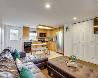 Long Island Vacation Rental: 4 Mi to Beach - Sayville - Living room