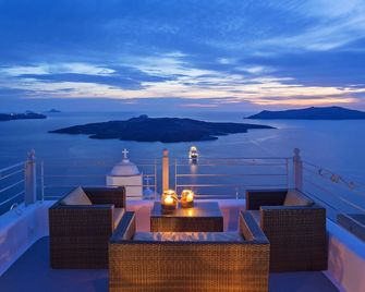 Aroma Suites - פירה - מרפסת