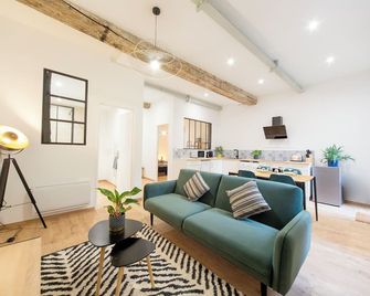 Charming T2 Apartment with Terrace in Mâcon - Near Train Station - Макон - Вітальня