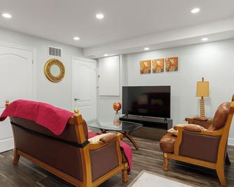 Newly Renovated 3BR Orangeville Basement Suite with Private Access, 10 Min Walk to Headwaters Hospital, 5 Min Drive to Mount Alverno Luxury Resorts, Ideal for Medical, Vacation or Work Stays! - Orangeville - Living room