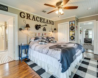 Retro Retreat in Llano w/ Screened Porch! - Llano - Schlafzimmer