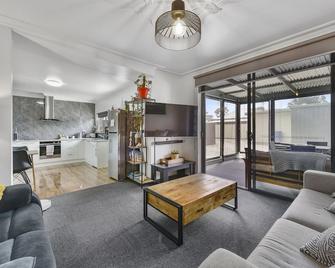 Comfort behind Crouch In CBD, newly renovated, perfect for the family & pets - Mount Gambier - Living room