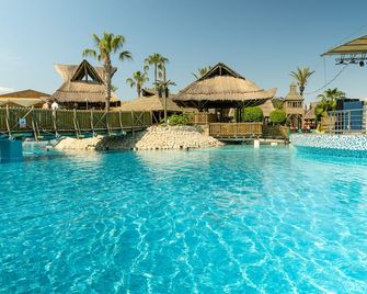 Aqi Pegasos World - Side - Piscina