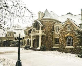 Luxury Chateau With Soaring Views Over Lake Lanier - Buford - Edificio