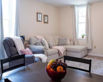 Little Red House on Hill Street 1bd, 1bth sleeps 4 - Mill Hall - Living room