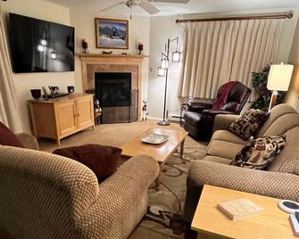 Slopeside Luxury Ski in-Ski out Condo in the Heart of Everything - Cambridge - Living room