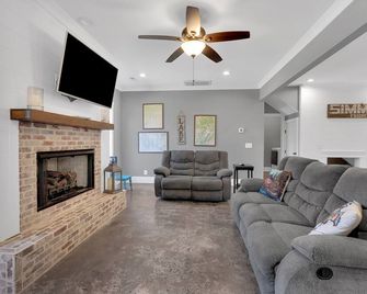 Tn Getaway Beside Tims Ford State Park Winchester,tn… Golf,boat,fish, Hike,relax - Winchester - Living room