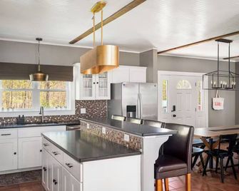 7-Acre Horse Farm with Mountain Views, Hot Tub, Sauna, Game Room, Sleeps 10 - Saugerties - Kitchen