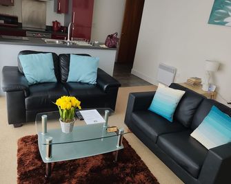 Meridian Tower Apartment - Swansea - Olohuone