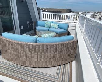 Number 1 Beach House 25th Street - park and walk perfect location! - Avalon - Balkon