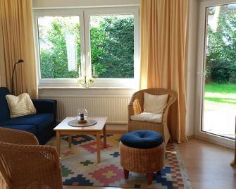 Top central, quiet apartment with garden: only 280m to the beach + preferred location! - Zingst - Wohnzimmer