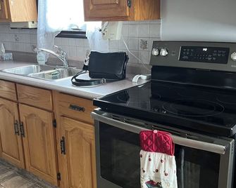 Private two bedroom home near Summerside with office; AC; fireplace; TV; wifi - Summerside - Kitchen