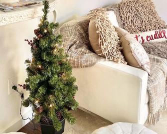 The Enchanted Cottage, Super Cute Tiny House in a Private Peaceful Neighborhood - Vancouver - Living room