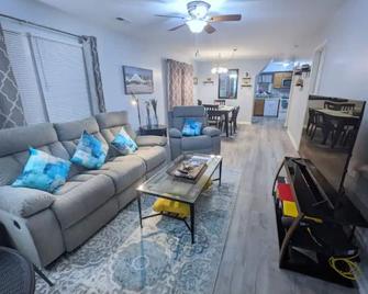 The Neigh-Neigh - Location! Location! Location! - Chincoteague - Living room