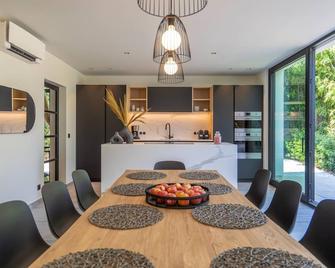 Villa in Kortrijk With Heated Pool - Kortrijk - Dining room