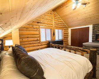 Red Feather Lakes Cozy Log Cabin - Red Feather Lakes - Bedroom
