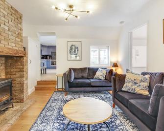 Pass the Keys Lovely Countryside Coach Cottage - Tonbridge - Living room